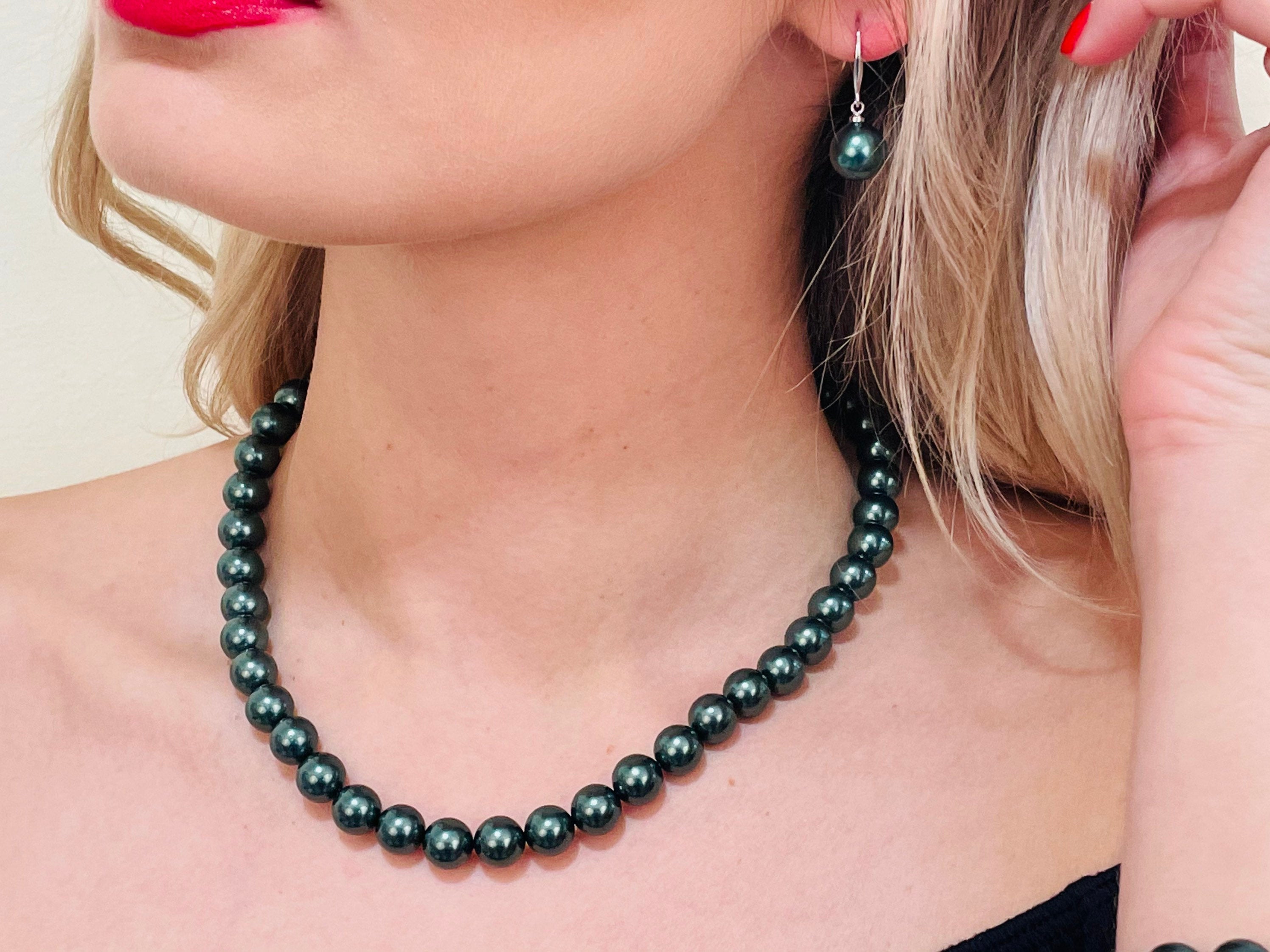 South Sea Shell Pearl Necklace - Dark Green